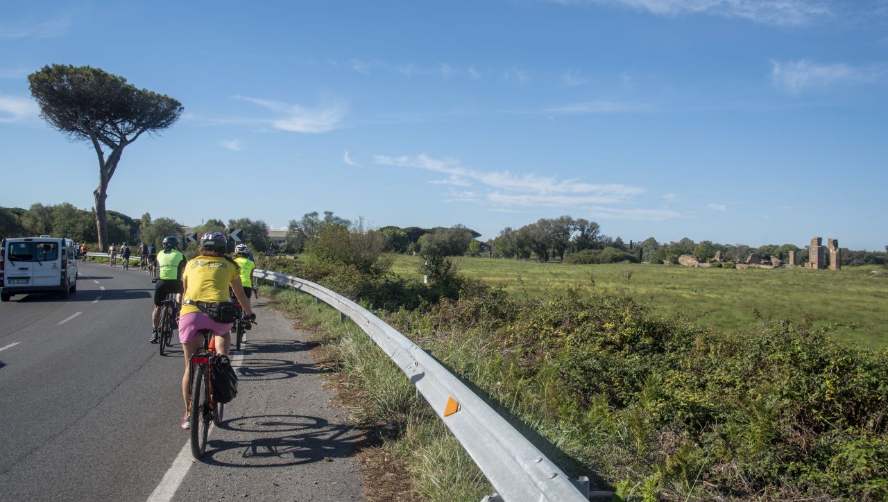 Pedala, che Enea ti guarda (e magari sorride)